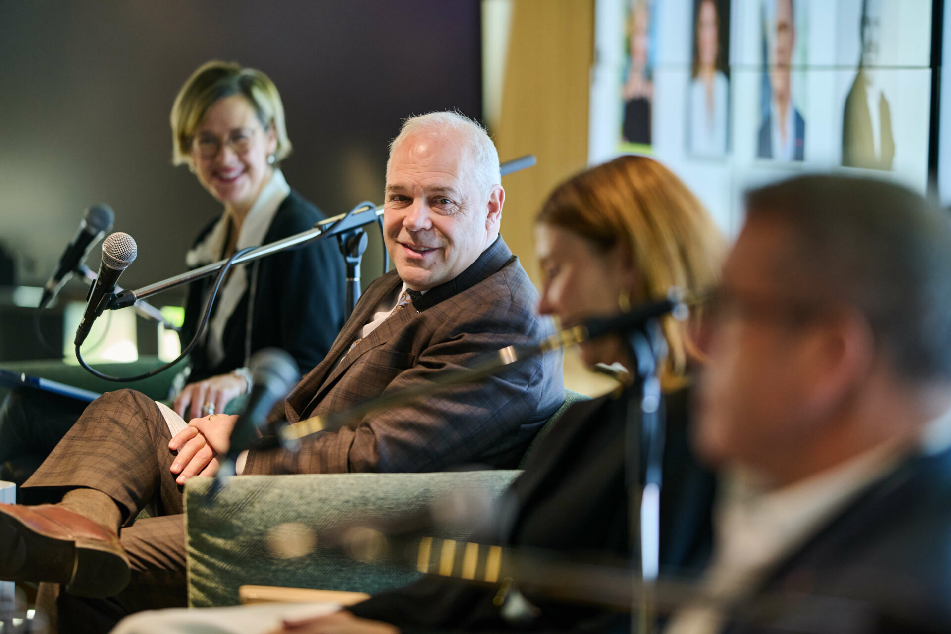 Échanges entre les membres du panel des hauts dirigeants.