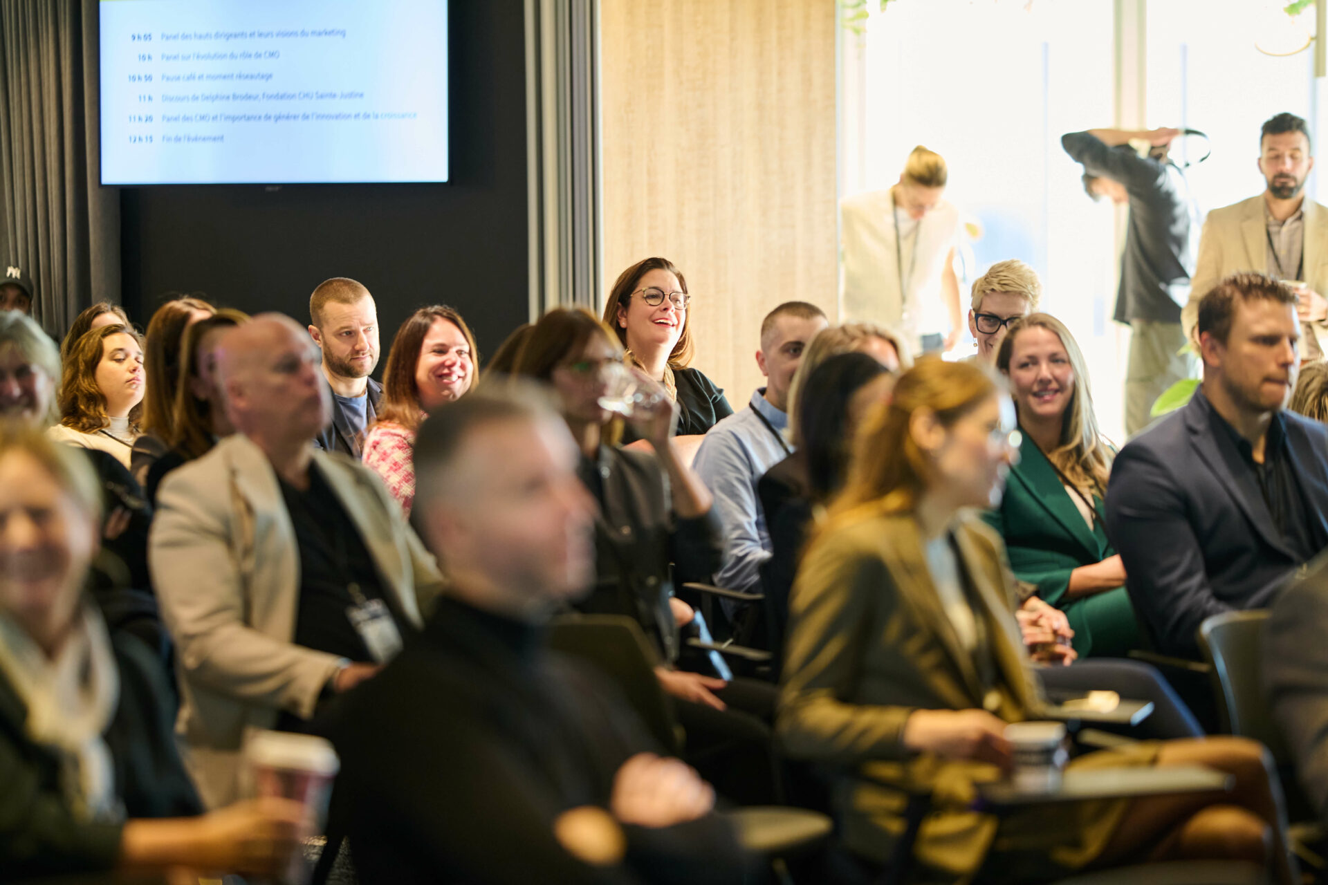 Participants attentifs dans la salle lors du Sommet des chefs du marketing.