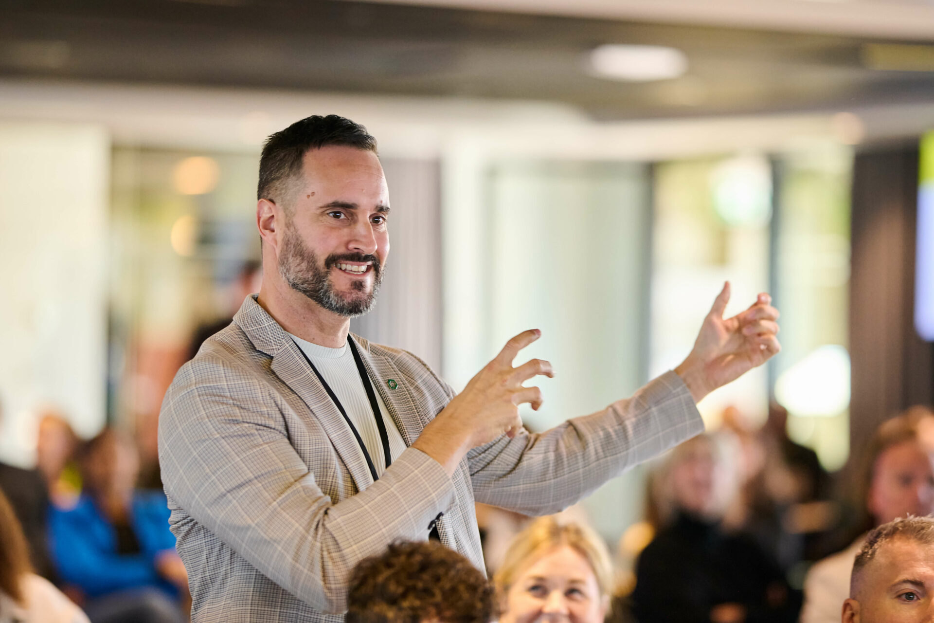 Un participant prend la parole pour poser une question pendant une session du Sommet des chefs du marketing.