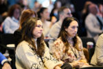 Deux participantes attentives.