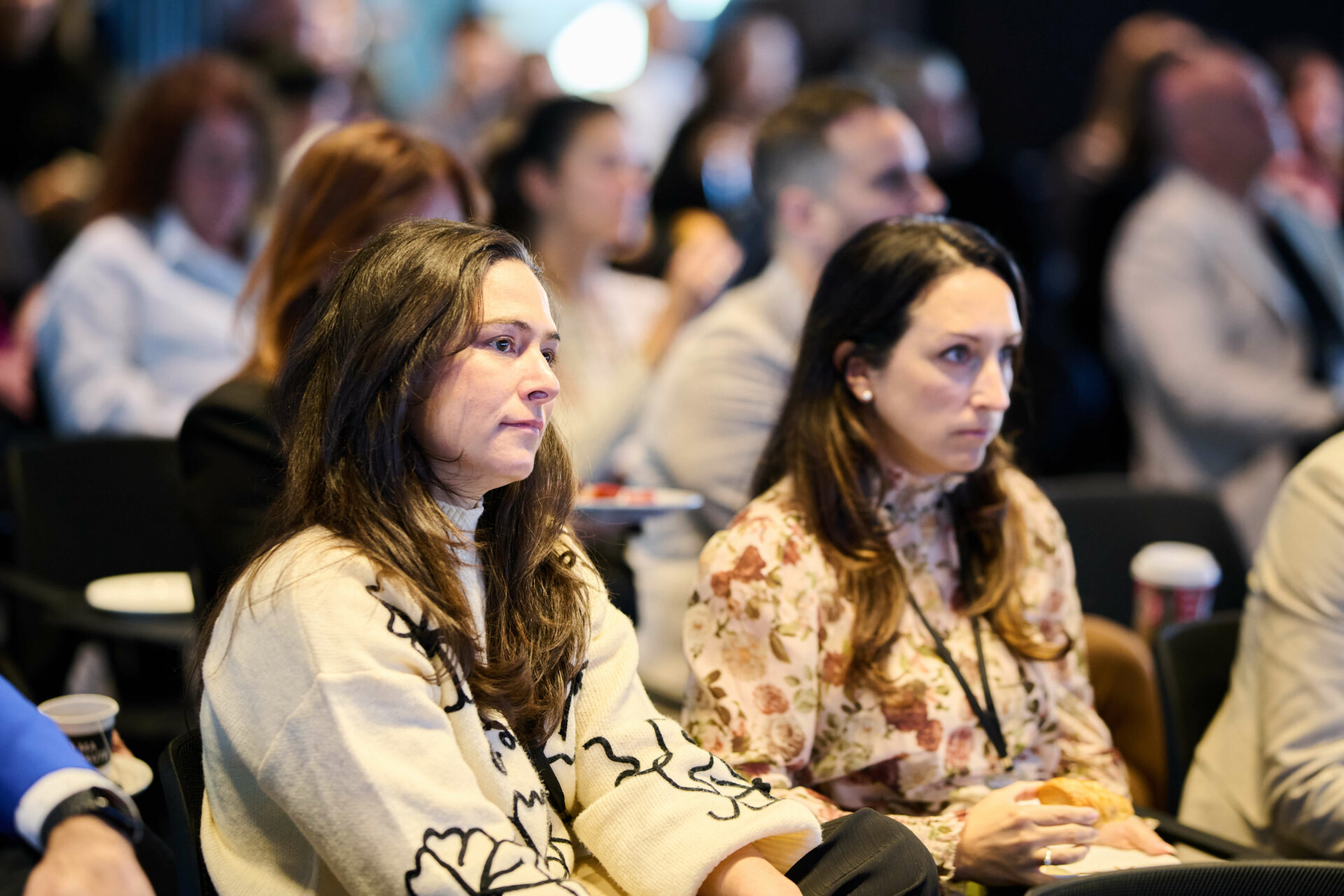 Deux participantes attentives.