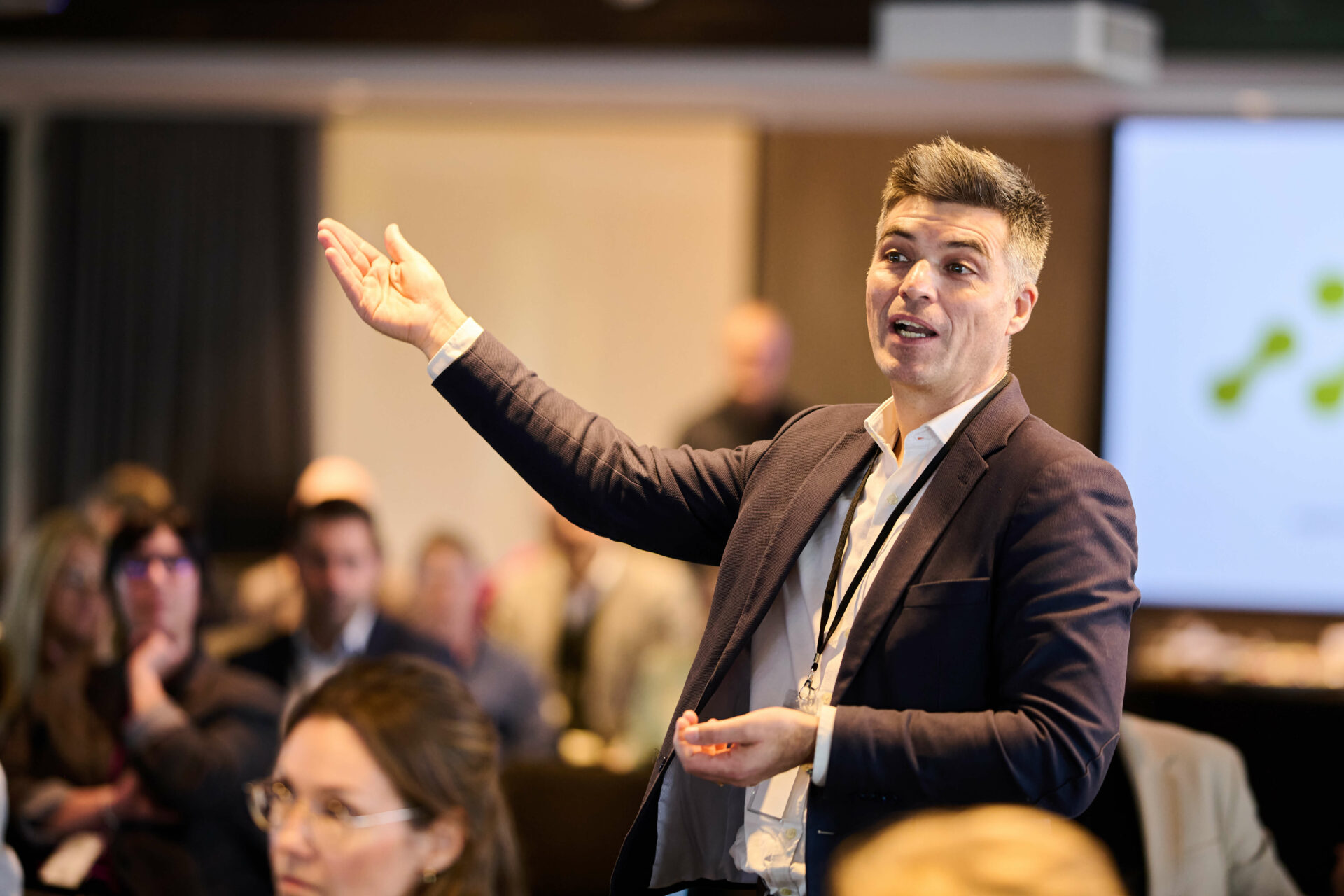 Un participant pose une question lors d’une session interactive du Sommet des chefs du marketing.