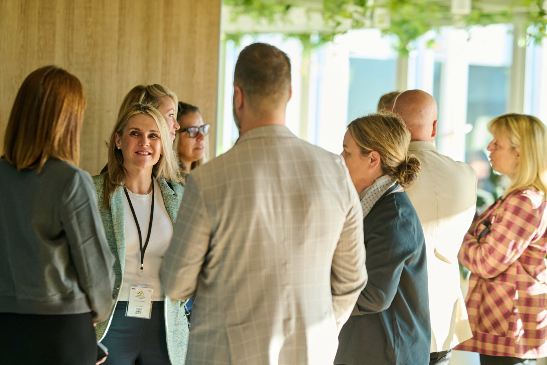 Groupe de professionnels en discussion lors d’une séance de réseautage au Sommet des chefs du marketing