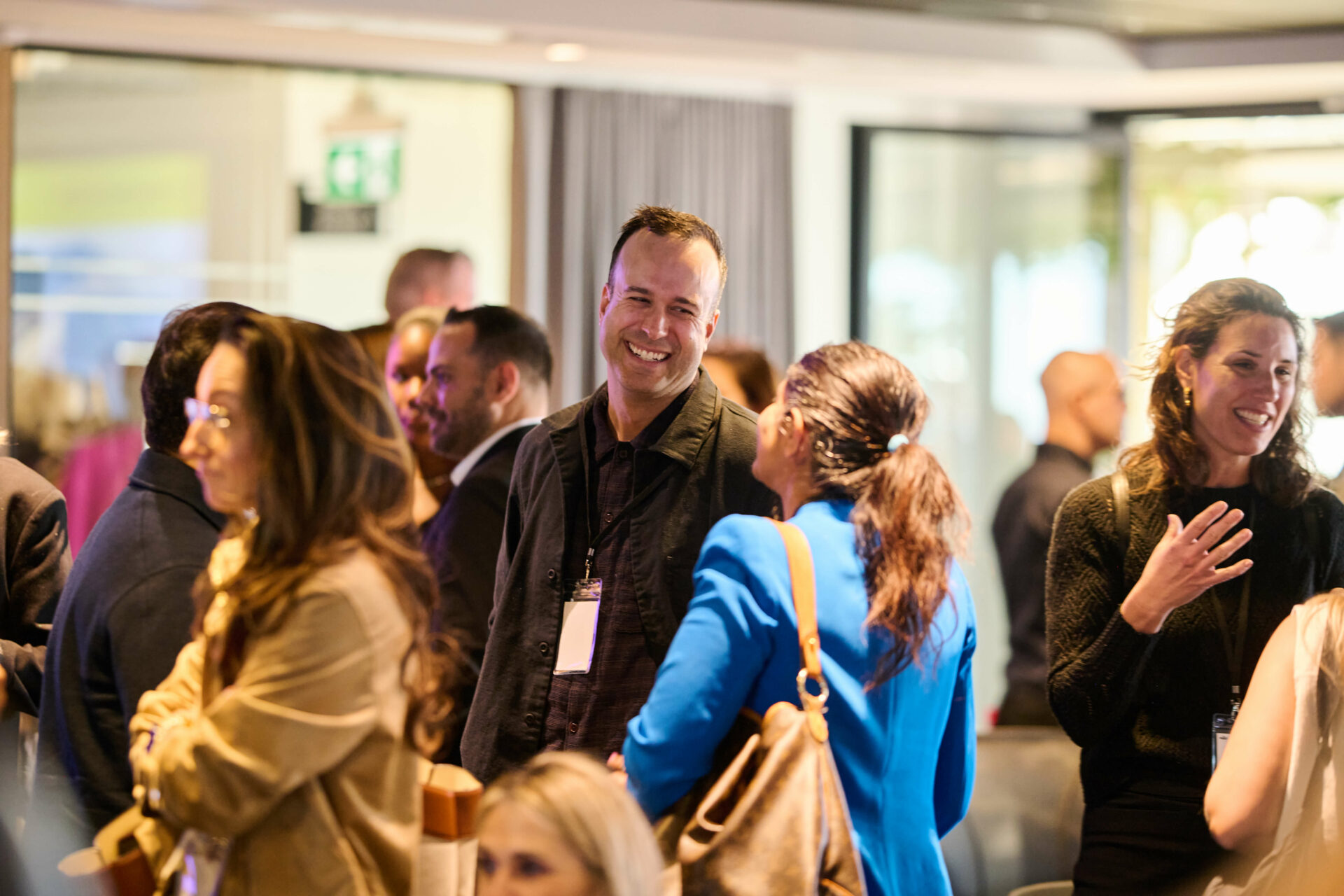 Échanges informels entre participants pendant une pause réseautage du Sommet des chefs du marketing