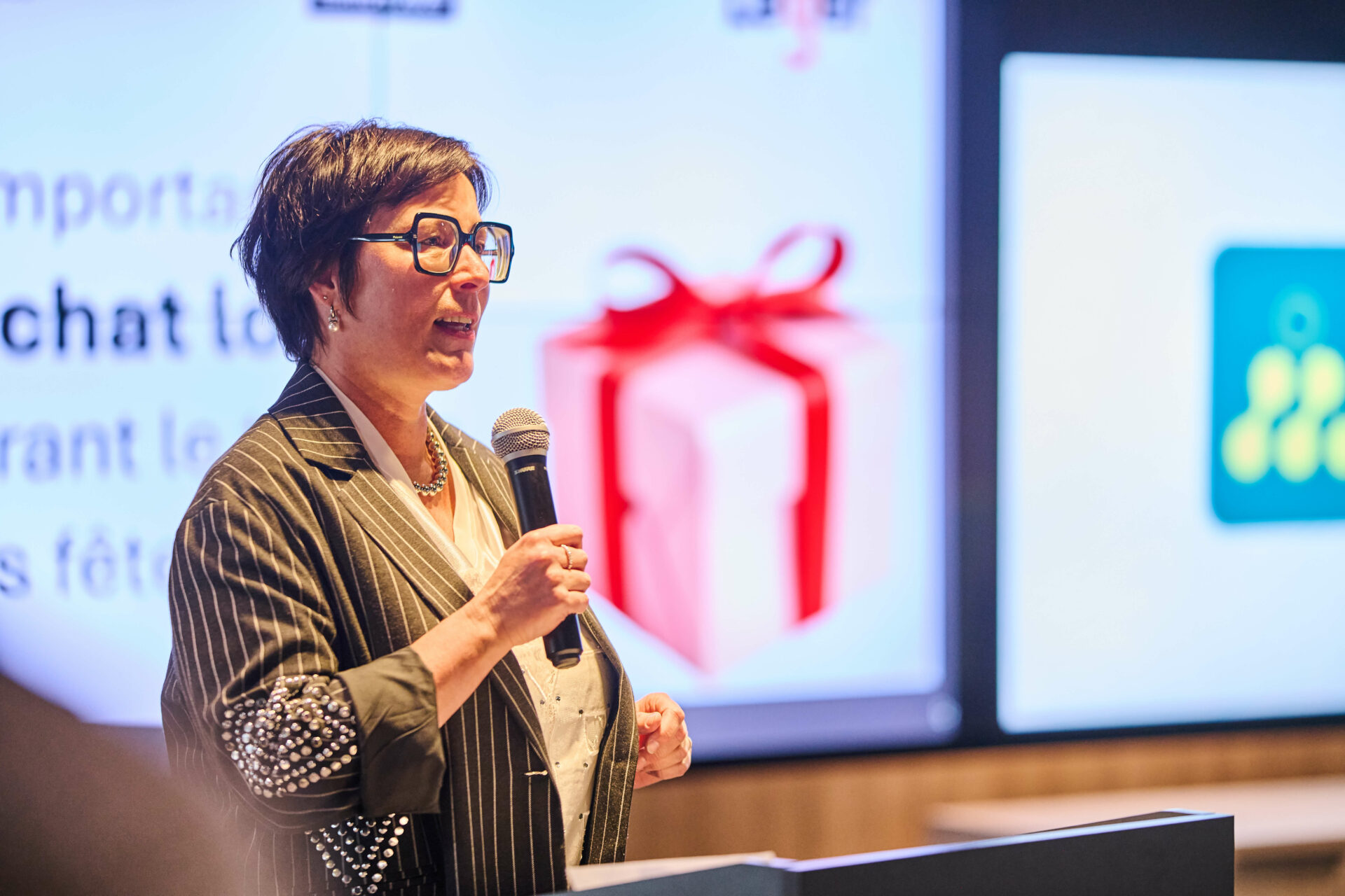 Hélène Crepin de Léger prend la parole au Sommet des chefs du marketing pour présenter une étude.