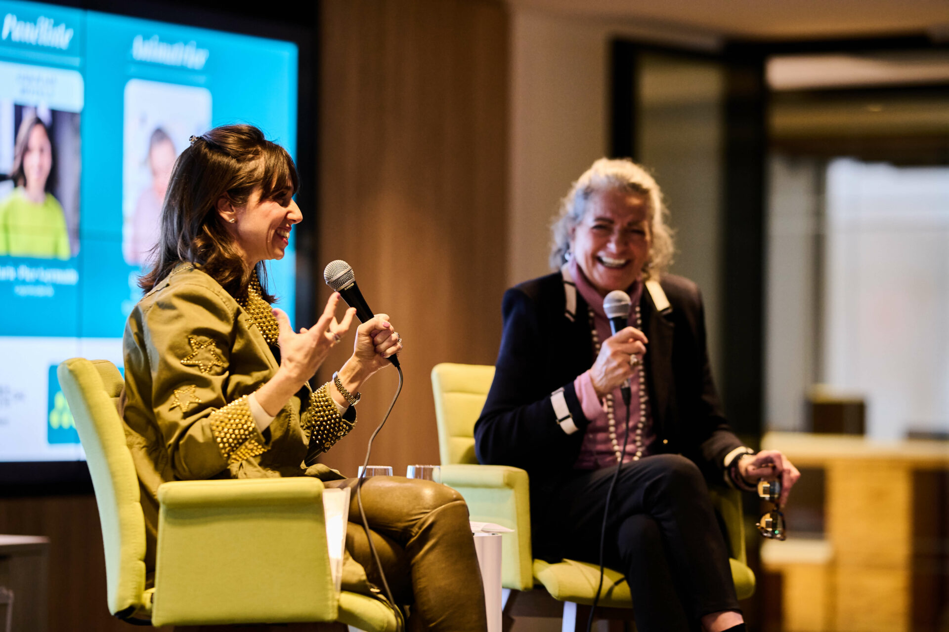 Marie Pier Germain (Groupe Germain) et Diane J. Brisebois échangent sur scène au Sommet des chefs du marketing.